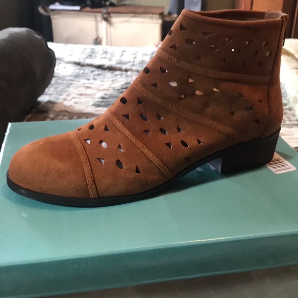 Womens Array Leather bootie, NWT, size 11
